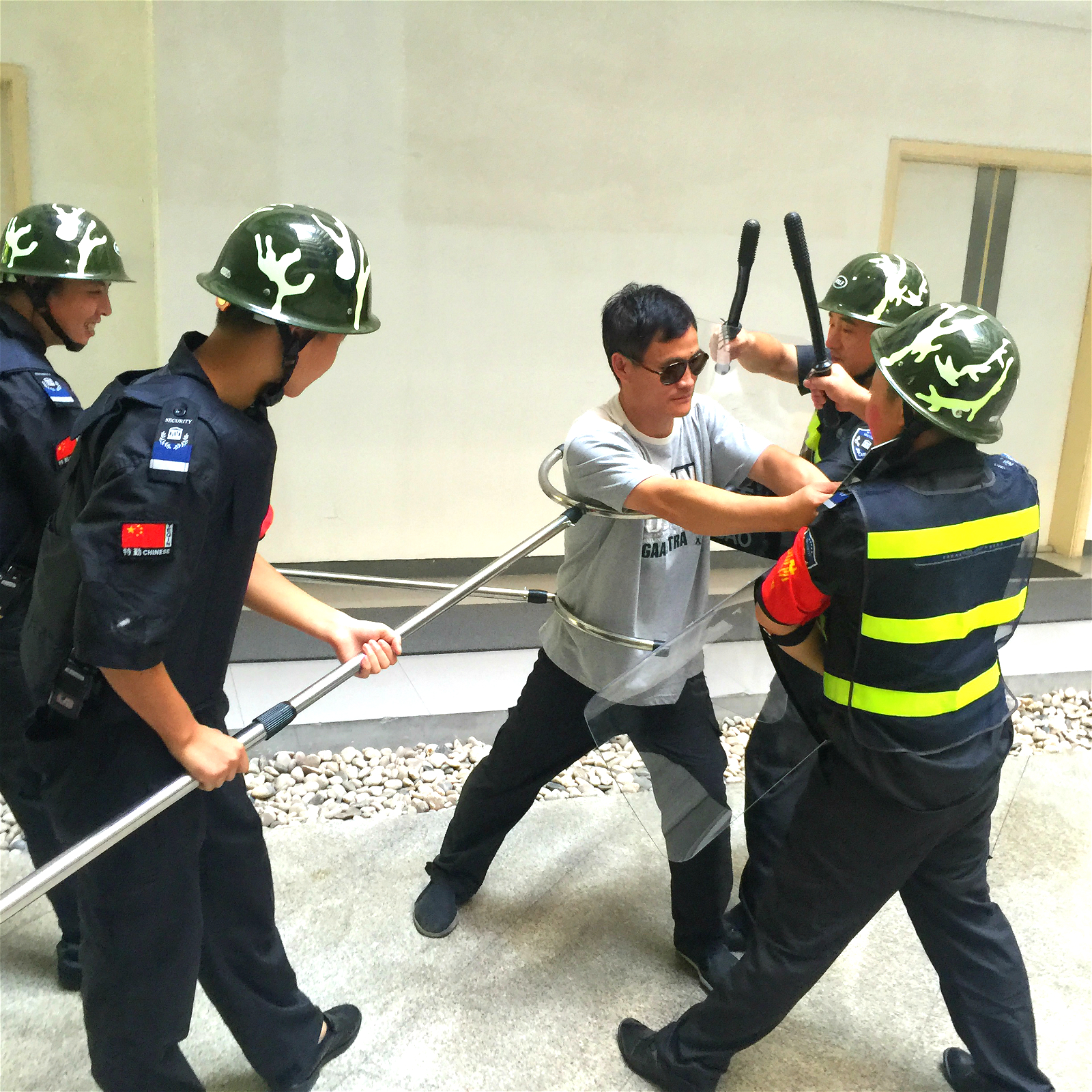 反恐防暴走进科技园，宝运莱物业实战“暴徒”