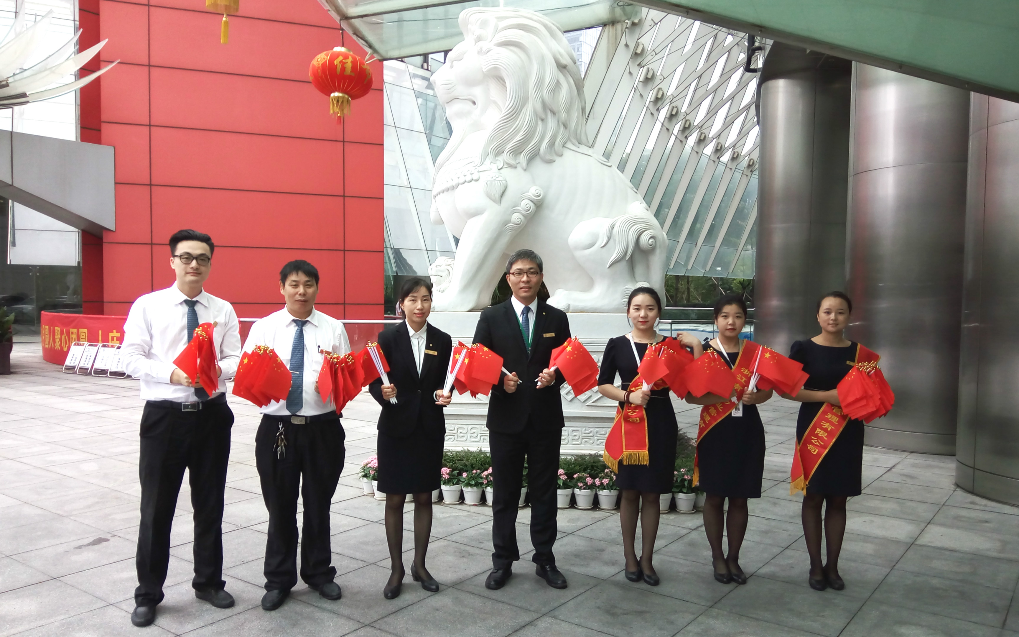 金秋十月庆华诞，小小国旗表心意