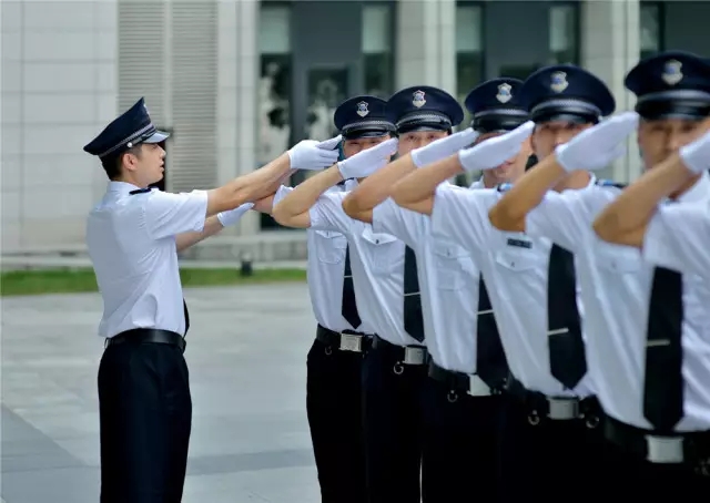 秩序员做了一件事，让她瞬间被温暖包围