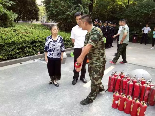 烟感警报器突鸣，10分钟紧急灭火获业主点赞
