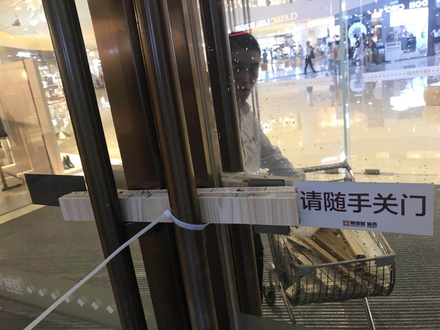 严阵以待|暴雨中夙夜奋战，为你守护家园平安