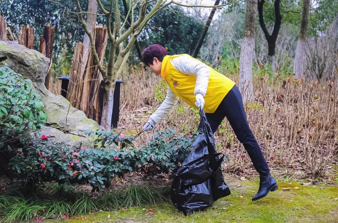 公益小黄人新年行动|“红色”引领，美好家园“益起扫”