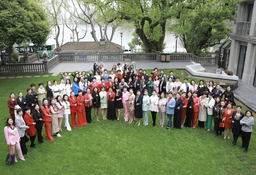 宝运莱物业服务集团被授予“脱贫攻坚模范企业”荣誉，董事长韩芳荣获”公益大使“称号